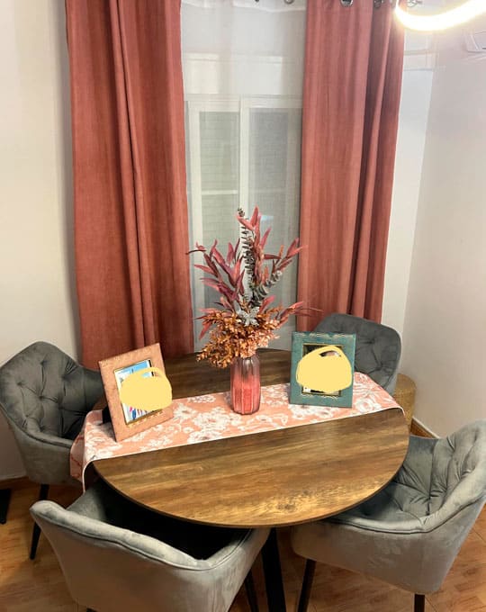 imagen cliente mesa redonda salón con 4 butacas